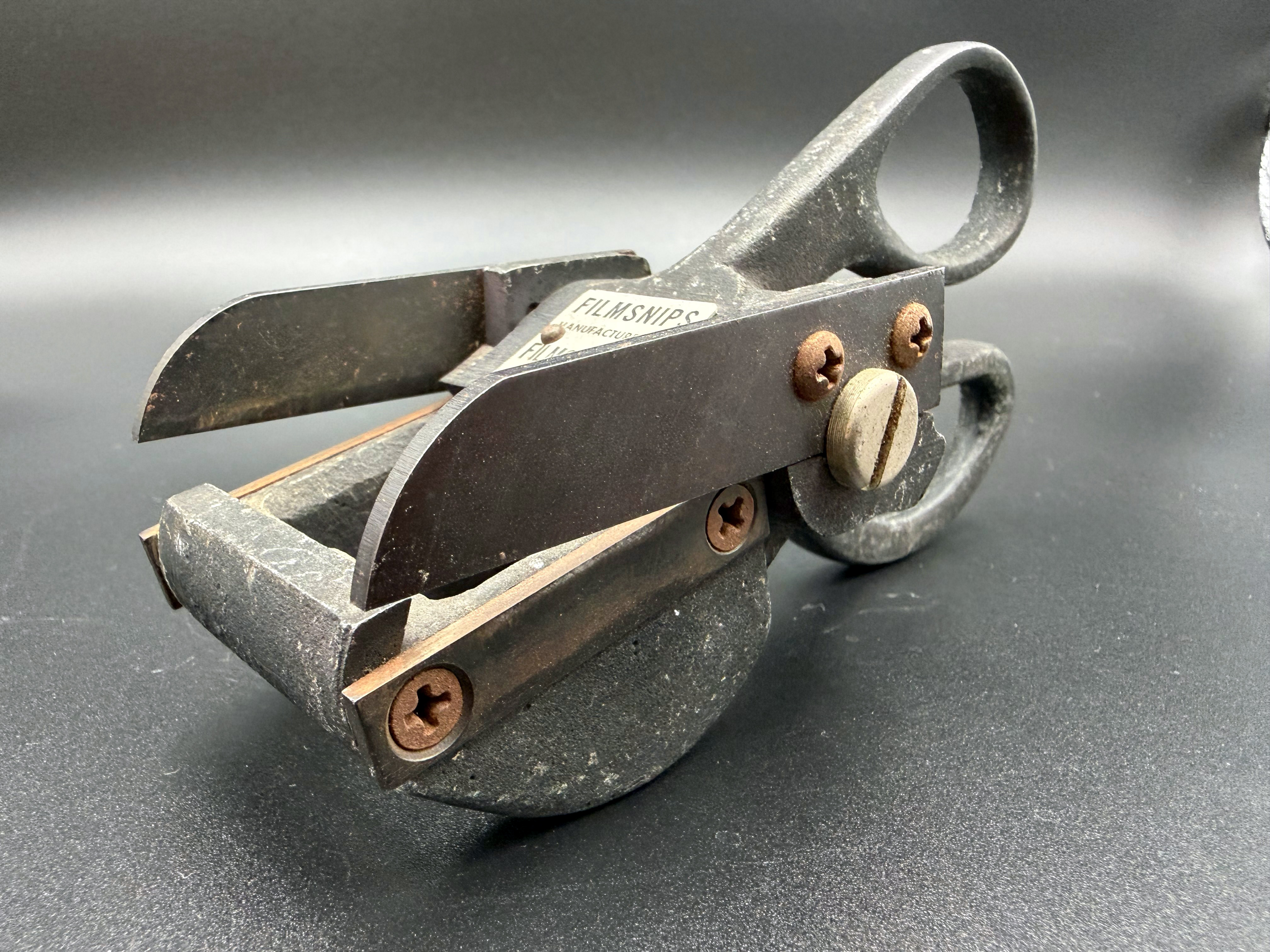 Filmsort filmsnips partially open showing the cutting blades.